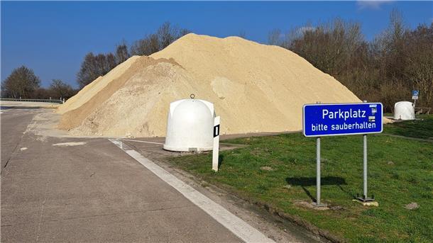 Bilderstrecke von der A27-Baustelle: Die besten Fotos der Woche Der Sand aus der Baugrube wurde auf dem Parkplatz Harmonia zwischengelagert. Mittlerweile wurde er wieder in die Grubeverfüllt.