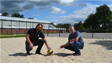 Der Sand liegt schon da: Mario Mischke (links), Hausmeister an der Oberschule, und Adrian Uelzen vom Landkreis freuen sich über die neue Sportanlage in Beverstedt.