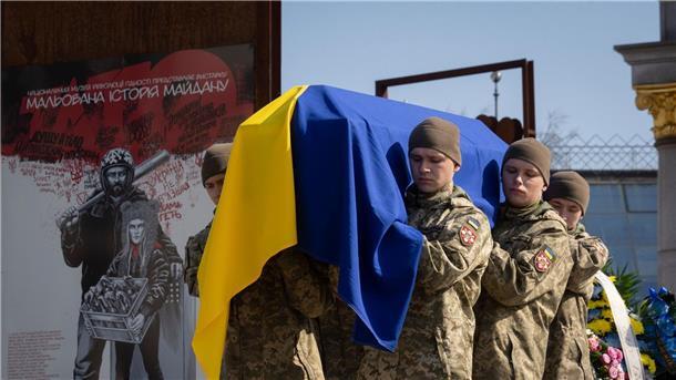 Der Sarg des freiwilligen Soldaten Bischan Scharopow wird über den Unabhängigkeitsplatz in Kiew getragen. Der 1989 geborene Scharopow stammte aus Tadschikistan, war promovierter Neurobiologe und starb im Gefecht mit russischen Truppen nahe Bachmut.