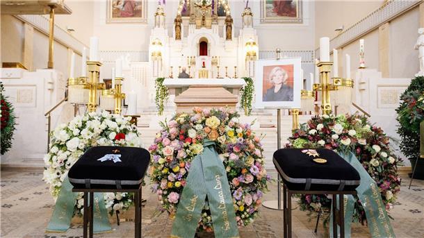 Tränen zum Abschied von Christiane Hörbiger Der Sarg von Christiane Hörbiger ist in einer Kirche auf dem Wiener Zentralfriedhof aufgebahrt ist. Die Schauspielerin starb am 30. November im Alter von 84 Jahren.