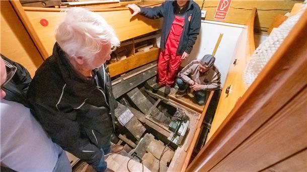 (Update) Hansekogge „Ubena von Bremen“ bekommt den Mast gezogen Der Schaden auf der „Ubena von Bremen“ wird inspiziert.