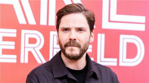 Der Schauspieler Daniel Brühl ist Unterzeichner eines offenen Briefs, der die gemeinsamen Abstimmungen der CDU mit der AfD im Bundestag als Tabubruch anprangert. (Archivbild)