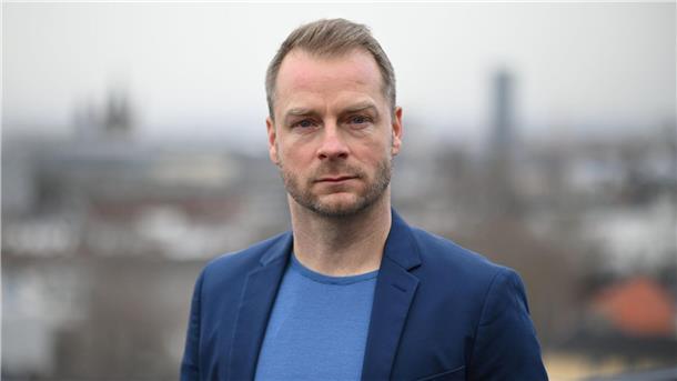 Der Schauspieler Hinnerk Schönemann hat eine ehemalige LPG gekauft, auf der er nun lebt.