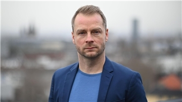 Der Schauspieler Hinnerk Schönemann hat eine ehemalige LPG gekauft, auf der er nun lebt.