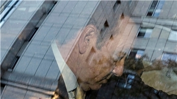 Der Schauspieler Kevin Spacey verlässt das Daniel Patrick Moynihan Gerichtsgebäude in New York. Eine US-Jury hatte den Hollywood-Star dort in einem Zivilprozess von den Vorwürfen sexueller Übergriffe freigesprochen.