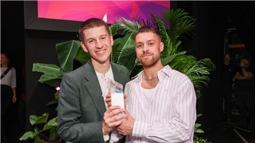 Der Schauspieler Lorenz Hochhuth (l) und der Regisseur Hannes Hirsch zeigen ihren Preis nach der Verleihung des Nachwuchspreises „First Steps“ für Filmschaffende.