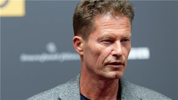 Til Schweiger: „Klimakleber sind Vollidioten“ Der Schauspieler Til Schweiger kommt zur Premiere des Films „Manta Manta - Zwoter Teil“. Von Klimaaktivisten, die sich auf der Straße festkleben, scheint er nicht viel zu halten.