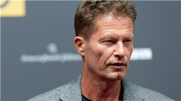 Der Schauspieler Til Schweiger kommt zur Premiere des Films „Manta Manta - Zwoter Teil“. Von Klimaaktivisten, die sich auf der Straße festkleben, scheint er nicht viel zu halten.