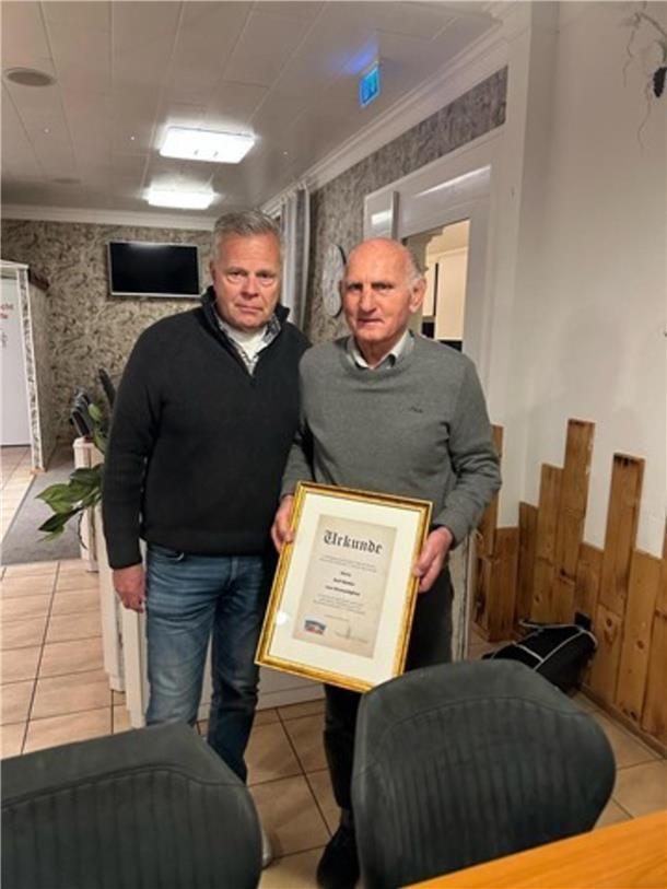 Der scheidende 1. Vorsitzende des Tennisvereins Bexhövede, Michael Przybilowski (links), ernannte nach 45-jähriger Vereinszugehörigkeit Rolf Mulder zum Ehrenmitglied.