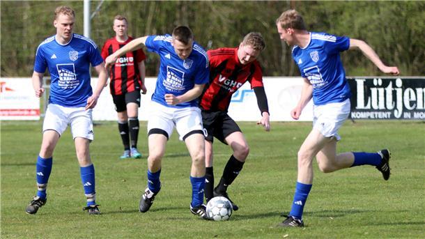 3. Kreisklasse Nord: TSV Bevern II profitiert von Pleite des Spitzenreiters Der Schein trügt: Der TSV Byhusen II (in Blau), die sich hier konsequent gegen den Ball zeigen, ließen sich von der Gnarrenburger „Dritten“ gleich vier Tore einschenken.