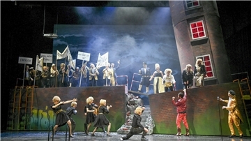 Der schiefe Bremerhavener Molenturm dient in der Operette „Orpheus in der Unterwelt“ als Kulisse.