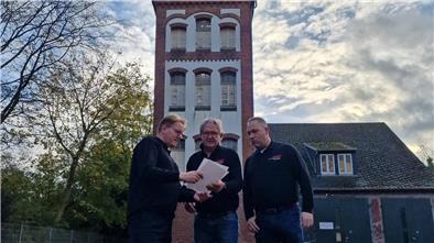 Der Schlauchturm der Freiwilligen Feuerwehr Lehe muss saniert werden, dafür setzt sich der   
Stadtfeuerwehrverband Bremerhaven ein mit dem 1. Vorsitzenden Malte Hoheisel, 2. Vorsitzenden Olaf Jongeling und Vorstand Beirat
Jörn Hoffmann, Stadtrat a. D.
