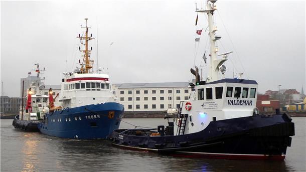 Ehemaliges AWI-Forschungsschiff „Uthörn“ nach Schweden verkauft Der Schlepper „Valdemar“ der Reederei Vordingborg Bugser ApS nahm das mittlerweile in „Thorn“ umbenannte Schiff am AWI-Liegeplatz im Handelshafen an den Haken und überführt es nach Schweden.