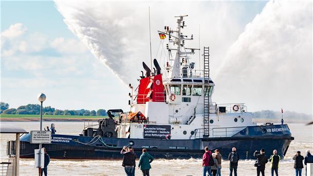 Die schönsten Bilder von der herrlichen Schiffs-Parade Der Schlepper "VB Bremerhaven" - mit Löschwasserstrahlen und Protestplakaten.