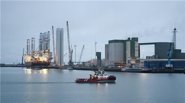 Nach Großfeuer: Beschädigter Frachter im sicheren Hafen Der Schlepper „Waterstroom“ verlässt Eemshaven.
