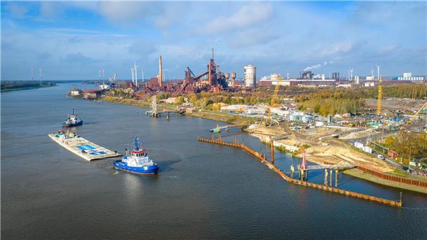 Der Schleppverband kam auf der 60 Kilometer langen Weserfahrt auch an der Tunnelbaustelle vorbei.