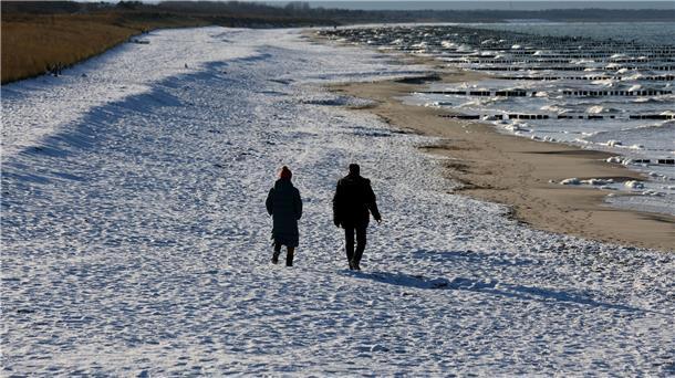 Weiterhin Winterwetter - Warnung vor Eisregen Der schneebedeckte Ostseestrand in Mecklenburg-Vorpommern.