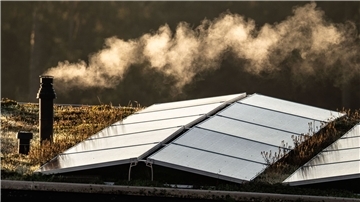 Der Schornstein einer Gastherme für die Heizung und die Warmwasserbereitung dampft Morgen auf dem Dach eines Frankfurter Reihenhauses. Gas sollinfolge einer Mehrwertsteuersenkung billiger werden.