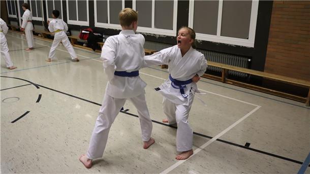 Karate, die beiden Blaugurte Lena und Hannes