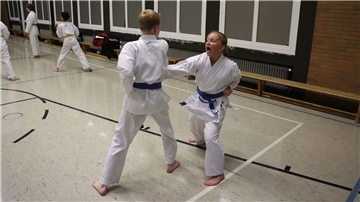 Karate, die beiden Blaugurte Lena und Hannes