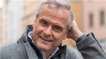 Der Schriftsteller Axel Hacke berichtet von den Narben und Blessuren, die sein Körper davon getragen hat - allerdings nicht bitter ernst, sondern vergnüglich.