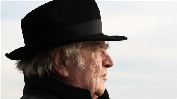 Martin Walser setzte den schwachen Helden ein Denkmal Der Schriftsteller Martin Walser blickt vor seinem Haus in Nußdorf in die Ferne. Martin Walser ist im Alter von 96 Jahren gestorben.