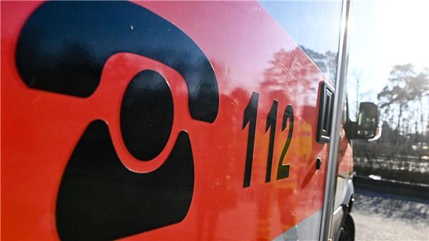 Der Schriftzug 112 für die Notrufnummer steht auf einem Rettungswagen.