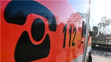 Der Schriftzug 112 für die Notrufnummer steht auf einem Rettungswagen.