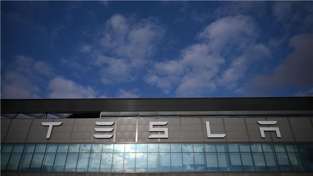 Der Schriftzug der Tesla Gigafactory Berlin Brandenburg. In der Tesla-Autofabrik in Grünheide steht die Produktion wegen eines Stromausfalls nach einem Anschlag auf einen Strommasten still.