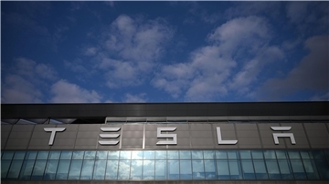 Der Schriftzug der Tesla Gigafactory Berlin Brandenburg. In der Tesla-Autofabrik in Grünheide steht die Produktion wegen eines Stromausfalls nach einem Anschlag auf einen Strommasten still.
