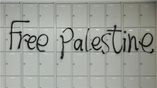 Der Schriftzug „Free Palestine“ wurde während der Besetzung des Audimax der Universität Leipzig an eine Wand gesprüht (Symbolbild).