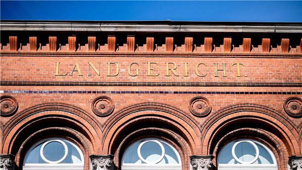 Der Schriftzug „Landgericht“ hängt am historischen Gebäude des Landgerichts Verden im Stadtzentrum. 