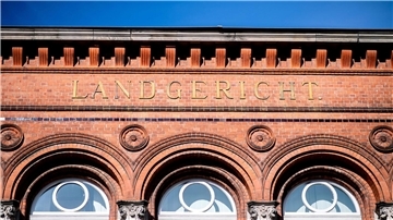 Der Schriftzug „Landgericht“ hängt am historischen Gebäude des Landgerichts Verden im Stadtzentrum. 