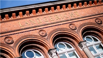 Der Schriftzug „Landgericht“ steht am historischen Gebäude des Landgerichts Verden. Dort wurde jetzt ein Mann unter anderem wegen Besitz von Kinderpornos zu einer Bewährungsstrafe verurteilt. 