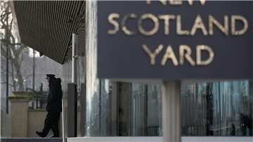 Der Schriftzug „New Scotland Yard“ steht vor dem Hauptquartier der Metropolitan Police (MPS) in London.