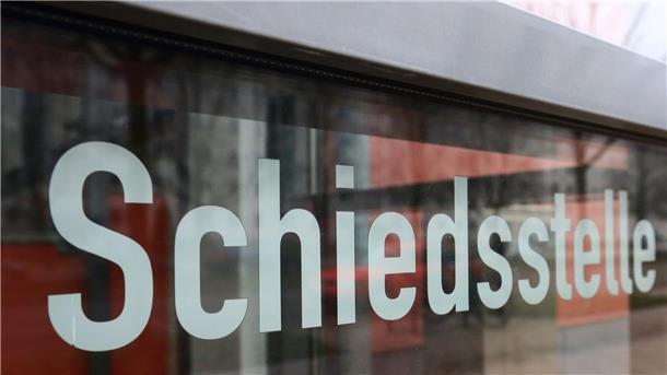 Weniger Schlichtungsverfahren bei Schiedsämtern Der Schriftzug „Schiedsstelle“ ist zu lesen.