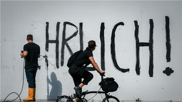 Letzte Generation beschmiert Kanzleramt Der Schriftzug „Sei Ehrlich!“ wird nach der Protestaktion vom Kanzleramt entfernt.