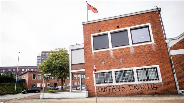 Unbekannte besprühen indonesisches Honorarkonsulat Der Schriftzug „Tantang Tirani“ wurde auf das Gebäude des Indonesischen Honorarkonsulats in Bremen gesprüht.