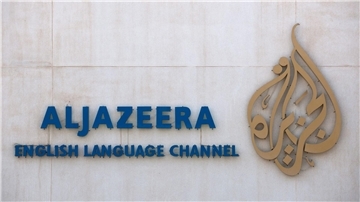 Der Schriftzug und das Logo des arabischen Nachrichtensenders Al-Dschasira sind auf dem Gelände des Unternehmens zu sehen.
