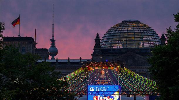 Digitalisierung: Wer unterschreibt schon gerne blanko? Der Schriftzug „Welcome to Berlin“ ist kurz vor Sonnenaufgang auf einem Bildschirm der Fanzone (Platz der Republik) vor der Kulisse des Reichstages und des Fernsehturmes zu lesen. Die Europameisterschaft findet vom 14. Juni bis 14. Juli statt.