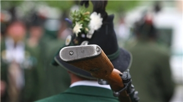 Schütze mit einem geschulterten Gewehr