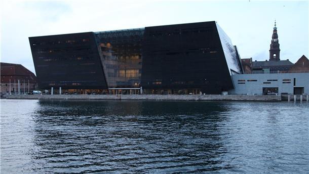 „Der Schwarze Diamant“ wurde von dem dänischen Architekturbüro Schmidt Hammer Lassen entworfen.