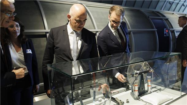Der Schweizer Bundespräsident Alain Berset (2.v.r-r) und Antonio Hodgers, Präsident des Genfer Staatsrats, testen das Science Gateway in Meyrin bei Genf.