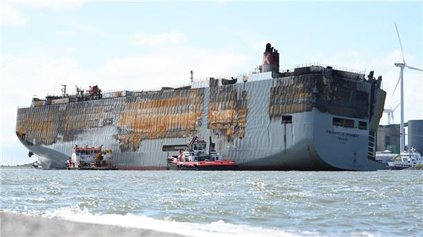 Nach Großfeuer: Beschädigter Frachter im sicheren Hafen Der schwer beschädigte Autofrachter „Fremantle Highway“ ist sicher im Hafen von Eemshaven angekommen.