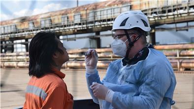 Der Seemann Romulo Don (37, links) ist dankbar über das Angebot des DRK Kreisverbands Wesermarsch, einen PCR-Test direkt am Schiff zu nehmen. Er kann dank des negativen Ergebnisses seines Tests heute nach acht Monaten auf See nach Hause nach Manila fliegen.
