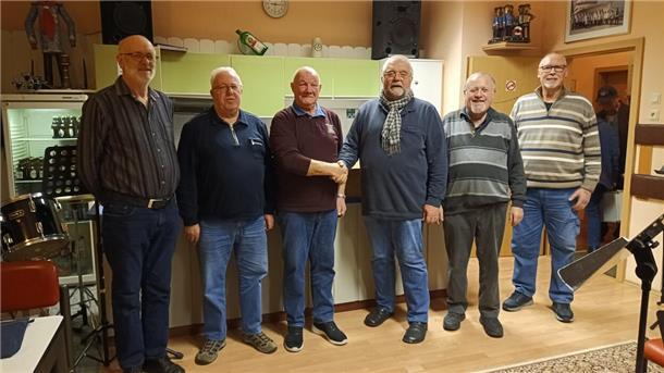 Der Seemannschor stellt sich komplett neu auf: Von links: Dieter Stelling, Willi Anft, Peter Wellbrock, Peter Friedrichs, Bertold Wunderle und Walter Jürgens.