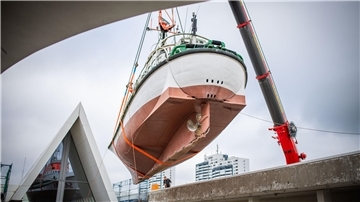Der Seenotrettungskreuzer "Hans Lüken" musste versetzt und aus dem Gebäude per Kran gehoben werden. 