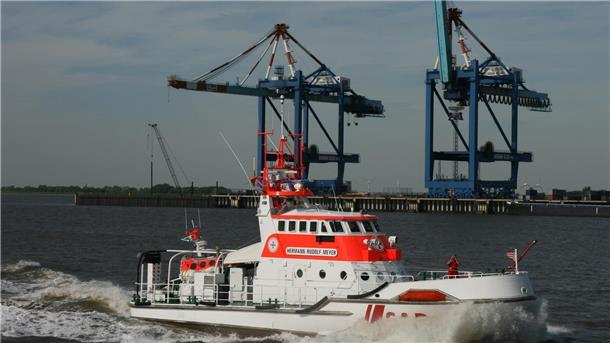 Seenotretter holen bei Wremen krankes Besatzungsmitglied von Segler Der Seenotrettungskreuzer „Hermann Rudolf Meyer“ auf der Weser.