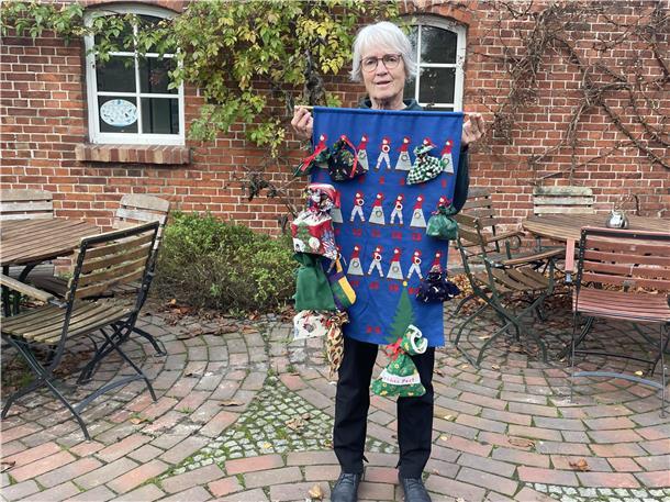 Frau mit Adventskalender