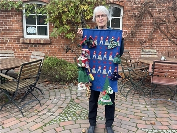 Frau mit Adventskalender